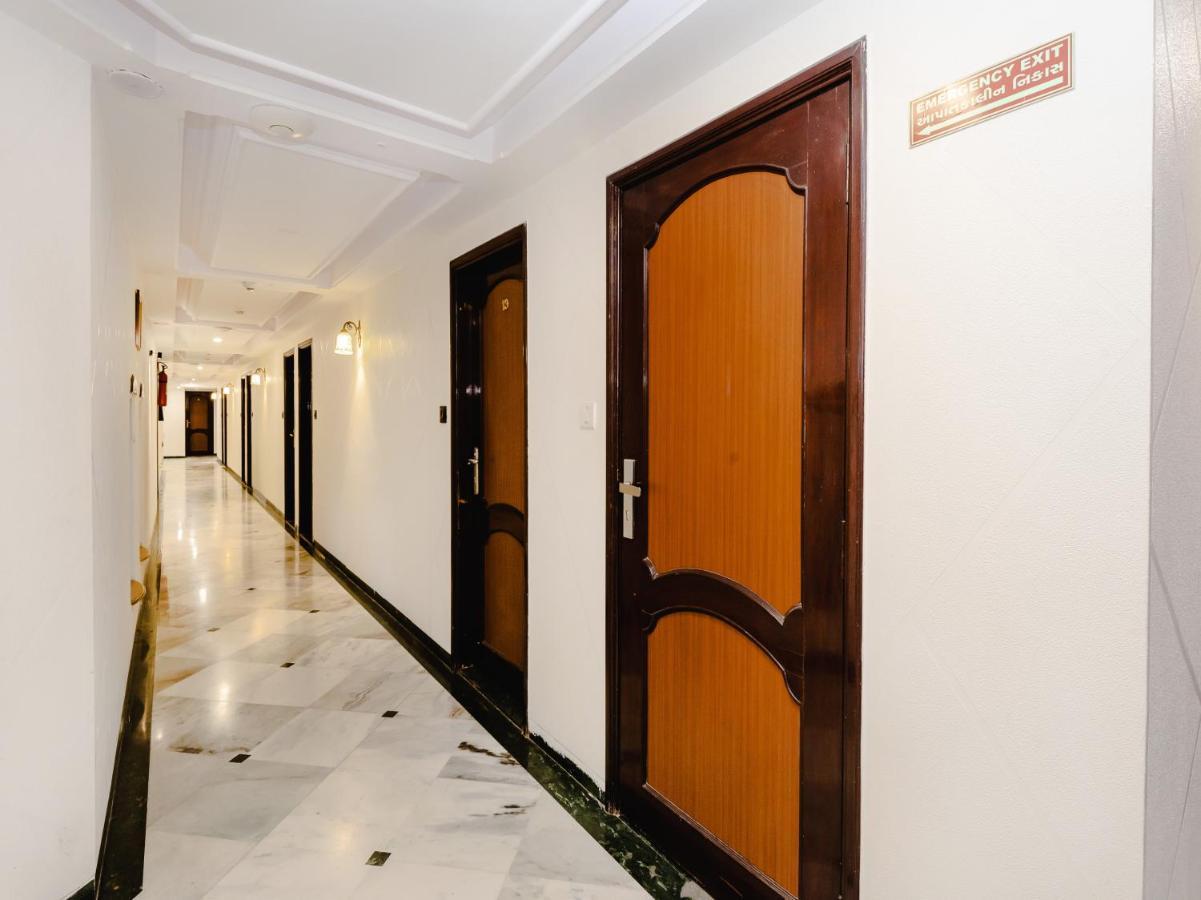 Hotel Galaxy Opp Surat Railway Station Экстерьер фото